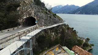 شاهد: بناء جسر "طائر" للدراجات في أعلى بحيرة بإيطاليا