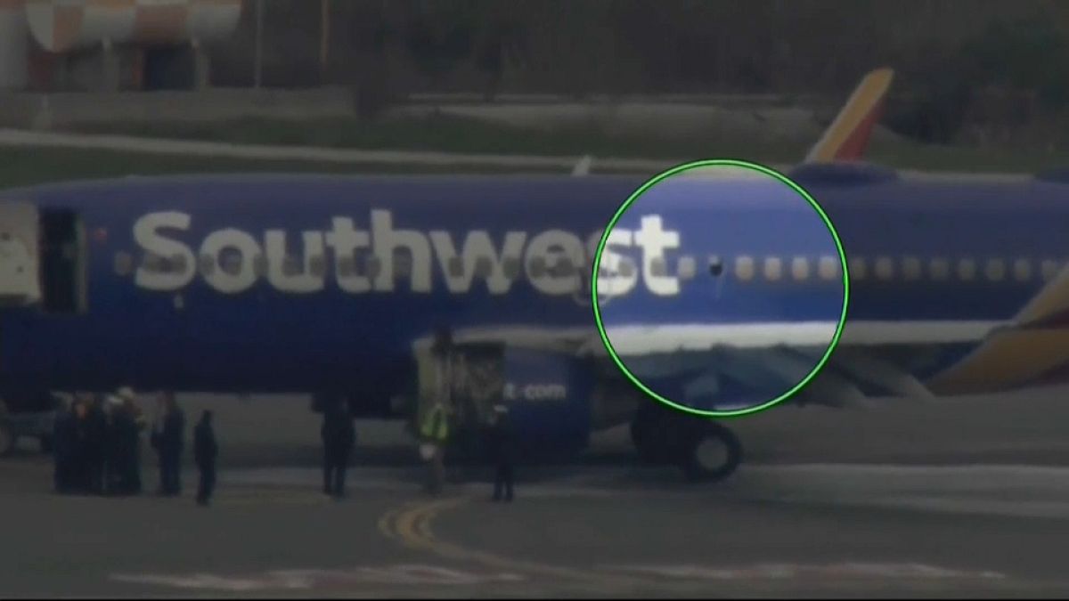 Motore in fiamme su un volo 'Southwest', finestrino rotto: vittima donna "parzialmente risucchiata"