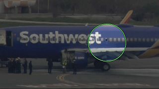 Motore in fiamme su un volo 'Southwest', finestrino rotto: vittima donna "parzialmente risucchiata"