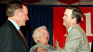 باربارا بوش همراه با همسر و فرزندش، دو رئیس جمهوری ایالات متحده آمریکا