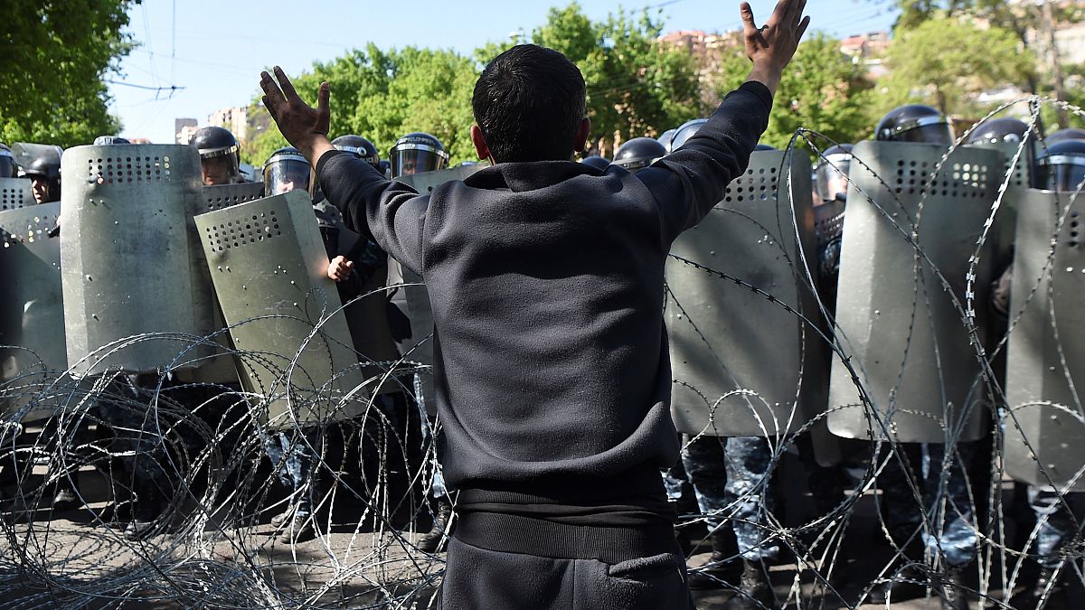 Arménie : la rue dénonce un coup de force de Sarkissian