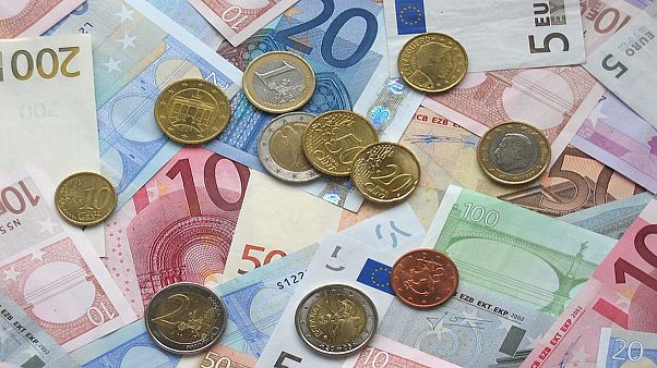 با تصمیم هیات دولت ایران، یورو جایگزین دلار شد با تصمیم هیات دولت ایران، یورو جایگزین دلار شد