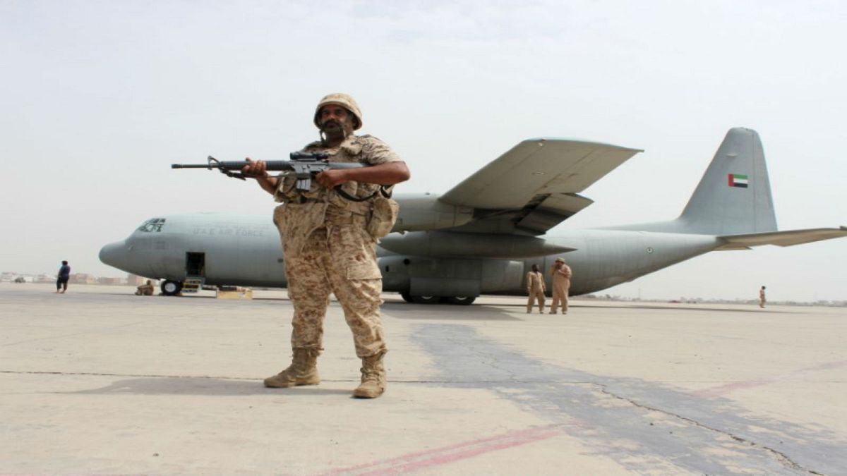 جندي يحرس طائرة عسكرية اماراتية بمطار عدن - أرشيف رويترز