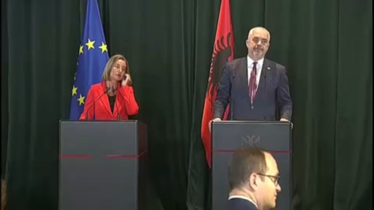 Bruselas propone iniciar negociaciones de adhesión con Albania y Macedonia