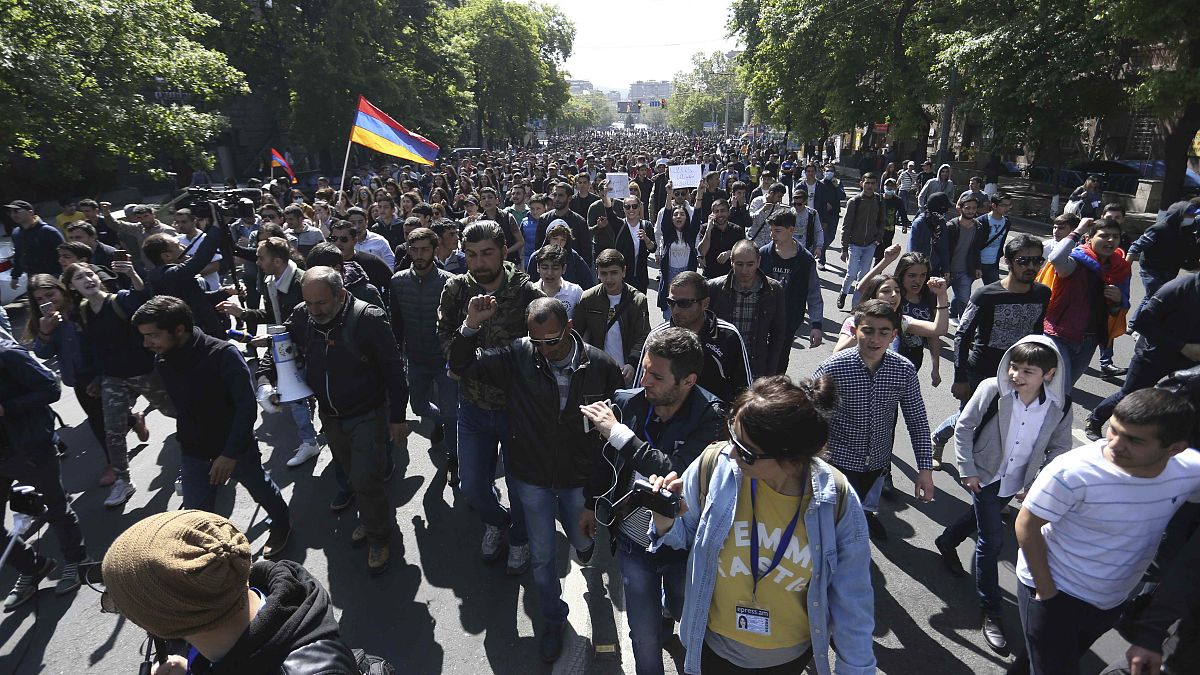 Milhares de arménios em protesto contra o primeiro-ministro Serzh Sargsyan