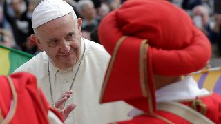 Papst Franziskus am Mittwoch zwischen Anhängern in traditioneller Kleidung.