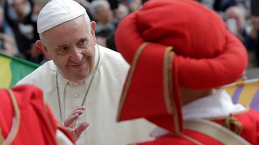 Papst Franziskus am Mittwoch zwischen Anhängern in traditioneller Kleidung.