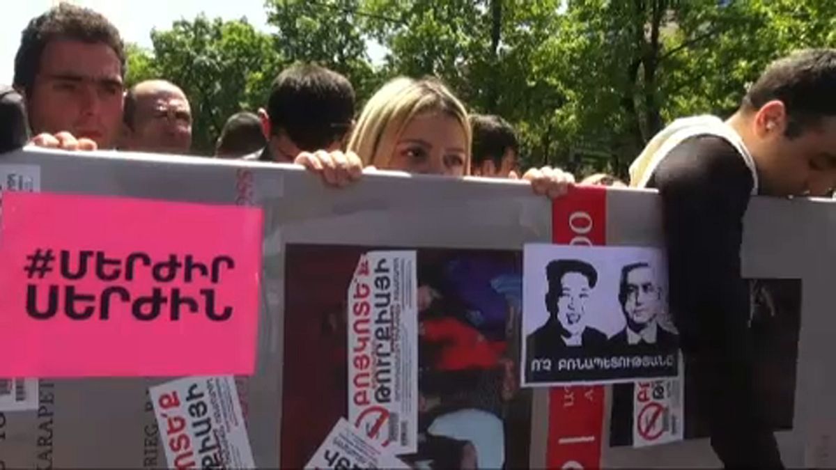 Több tüntetőt letartóztattak Jerevánban