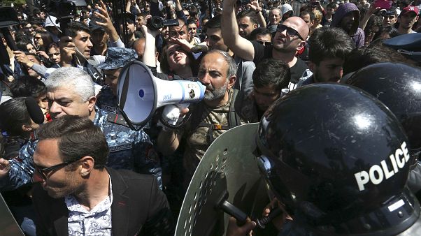 Milhares nas ruas de Erevan em sexto dia de protestos Milhares nas ruas de Erevan em sexto dia de protestos