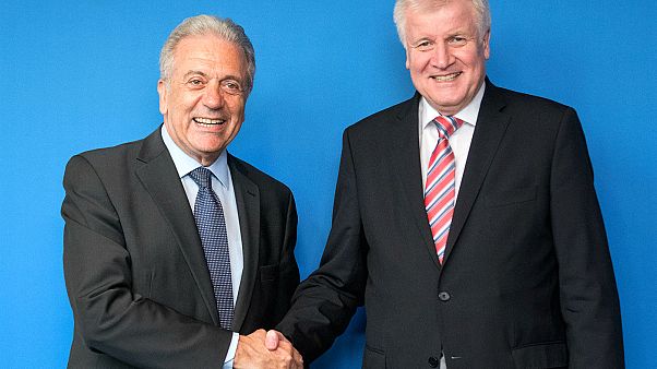 Η Γερμανία θα δεχτεί πάνω από 10.000 πρόσφυγες Η Γερμανία θα δεχτεί πάνω από 10.000 πρόσφυγες
