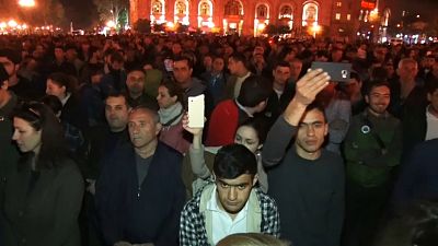 متظاهرون يغلقون مبنى الحكومة في العاصمة الارمنية يريفان