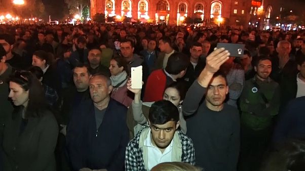 متظاهرون يغلقون مبنى الحكومة في العاصمة الارمنية يريفان متظاهرون يغلقون مبنى الحكومة في العاصمة الارمنية يريفان
