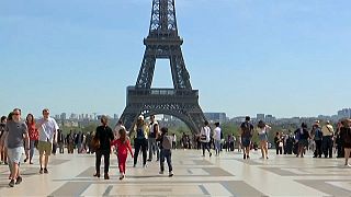 شاهد: سكان باريس يستمتعون بشمس صيفية مبكرة