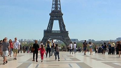 شاهد: سكان باريس يستمتعون بشمس صيفية مبكرة