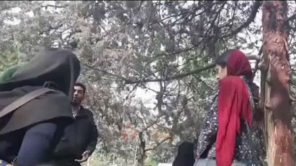 برخورد ماموران انتظامی گشت ارشاد با دختر معترض به حجاب اجباری برخورد ماموران انتظامی گشت ارشاد با دختر معترض به حجاب اجباری