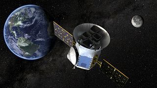 سبيس إكس تطلق صاروخاً يحمل تلسكوب لتعقب الكواكب