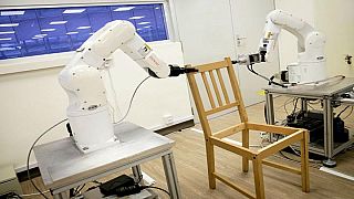 شاهد: كيف تقوم روبوتات إيكيا بتركيب كرسي في ثوان معدودة ؟