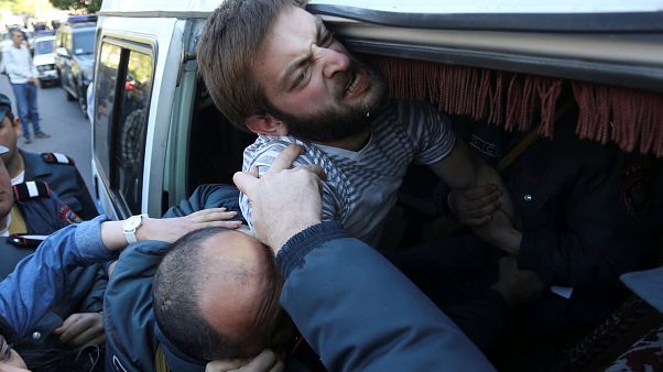 Confrontos na Arménia durante protestos contra primeiro-ministro Confrontos na Arménia durante protestos contra primeiro-ministro
