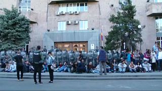 شاهد: تواصل الاحتجاجات الأرمينية اعتراضا على تشبث ساركسيان بالحكم