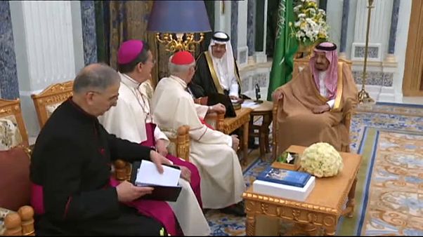 Re Salman riceve una delegazione vaticana in Arabia Saudita Re Salman riceve una delegazione vaticana in Arabia Saudita