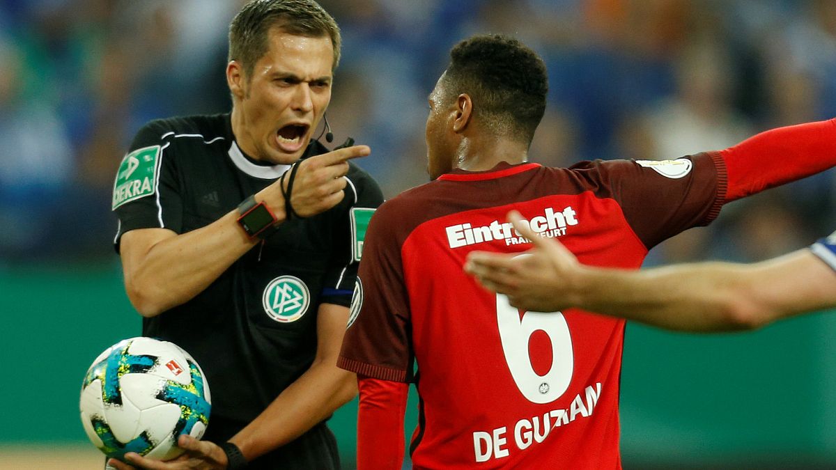 Az Eintracht Frankfurt egyik játékosa vitatkozik Robert Hartmann bíróval