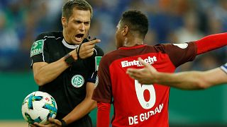 Az Eintracht Frankfurt egyik játékosa vitatkozik Robert Hartmann bíróval