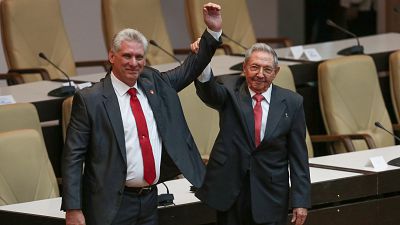 Miguel Diaz-Canel (bal) és Raúl Castro (jobb) a havannai nemzetgyűlésben
