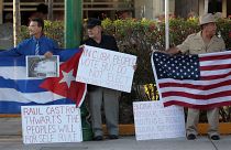 Cubanos protestam nas ruas de Little Havana, em Miami, EUA