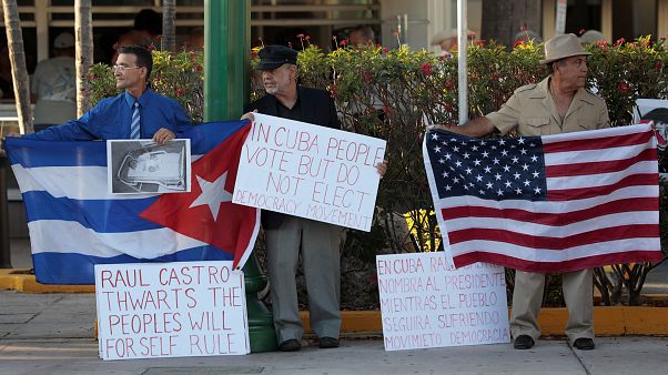 Cubanos protestam nas ruas de Little Havana, em Miami, EUA Cubanos protestam nas ruas de Little Havana, em Miami, EUA