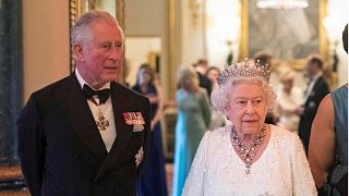Isabel II escolhe Carlos como sucessor