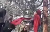 امرأة تتعرض للضرب على يد الشرطة في إيران لأن "حجابها غير كاف"