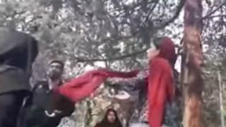 امرأة تتعرض للضرب على يد الشرطة في إيران لأن "حجابها غير كاف"