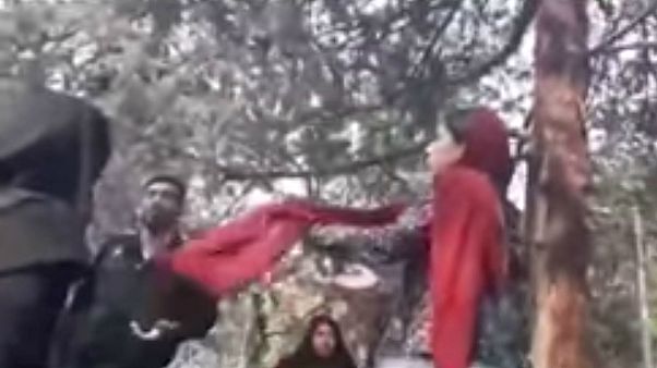 امرأة تتعرض للضرب على يد الشرطة في إيران لأن "حجابها غير كاف" امرأة تتعرض للضرب على يد الشرطة في إيران لأن "حجابها غير كاف"