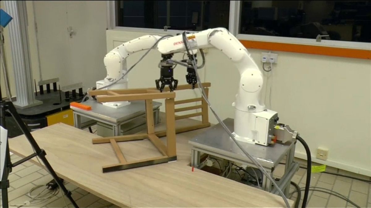 La sfida dei mobili Ikea montati da robot