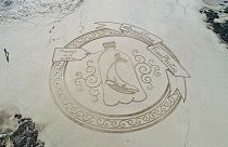 Dibujos en playas europeas para denunciar la contaminación con plásticos