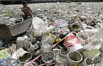 Perché riciclare non è la risposta al problema della plastica negli oceani