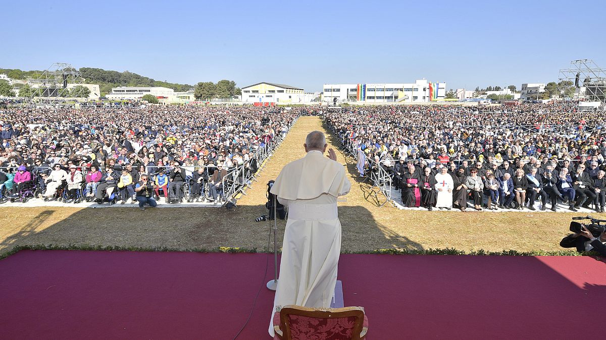 Il Papa celebra don Tonino Bello davanti a 60.000 fedeli