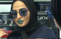 Le saudite "combattono" l'abaya nero a colpi di make-up