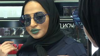 Le saudite "combattono" l'abaya nero a colpi di make-up