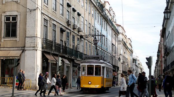 Eine Straßenbahn in Lissabon Eine Straßenbahn in Lissabon