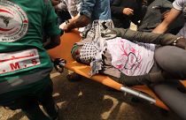 Раненая женщина в зоне столкновений палестинцев и израильских военных