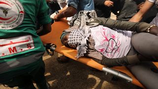 Раненая женщина в зоне столкновений палестинцев и израильских военных