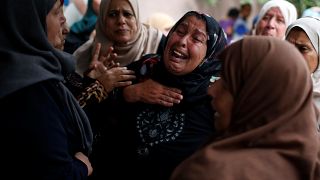 Родственники погибшего 24-летнего палестинца на похоронах