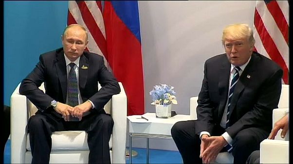 Democratas processam campanha de Trump, Rússia e Wikileaks Democratas processam campanha de Trump, Rússia e Wikileaks