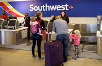 شيكات بقيمة 5000 دولار لركاب طائرة هبطت اضطراريا في أمريكا