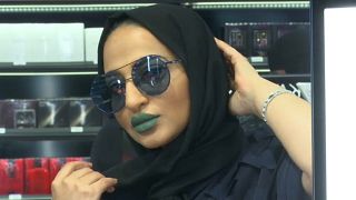امرأة في متجر لبيع مستحضرات التجميل في السعودية