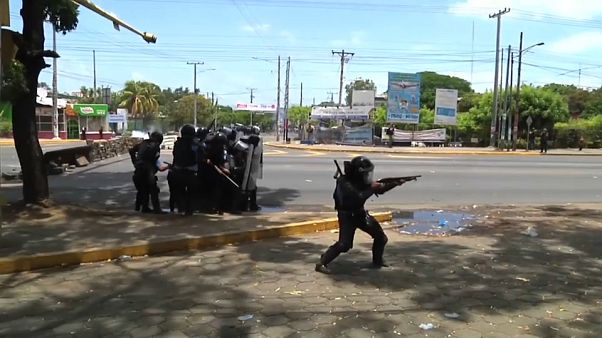 Pelo menos 10 mortos em confrontos violentos na Nicarágua Pelo menos 10 mortos em confrontos violentos na Nicarágua