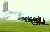 شاهد: لندن تحيي الملكة إليزابيث الثانية بالمدافع