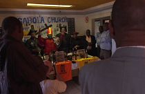 شاهد: أسقف كنيسة يبارك المصلين بشرب البيرة