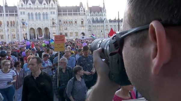 Migliaia contro Orbán e la mancanza di libertà di stampa Migliaia contro Orbán e la mancanza di libertà di stampa
